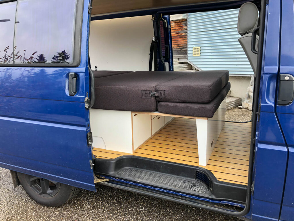 Umbau zum Wohnmobil mit Sitzbank konvertierbar zum Bett 2m auf 1,4 m