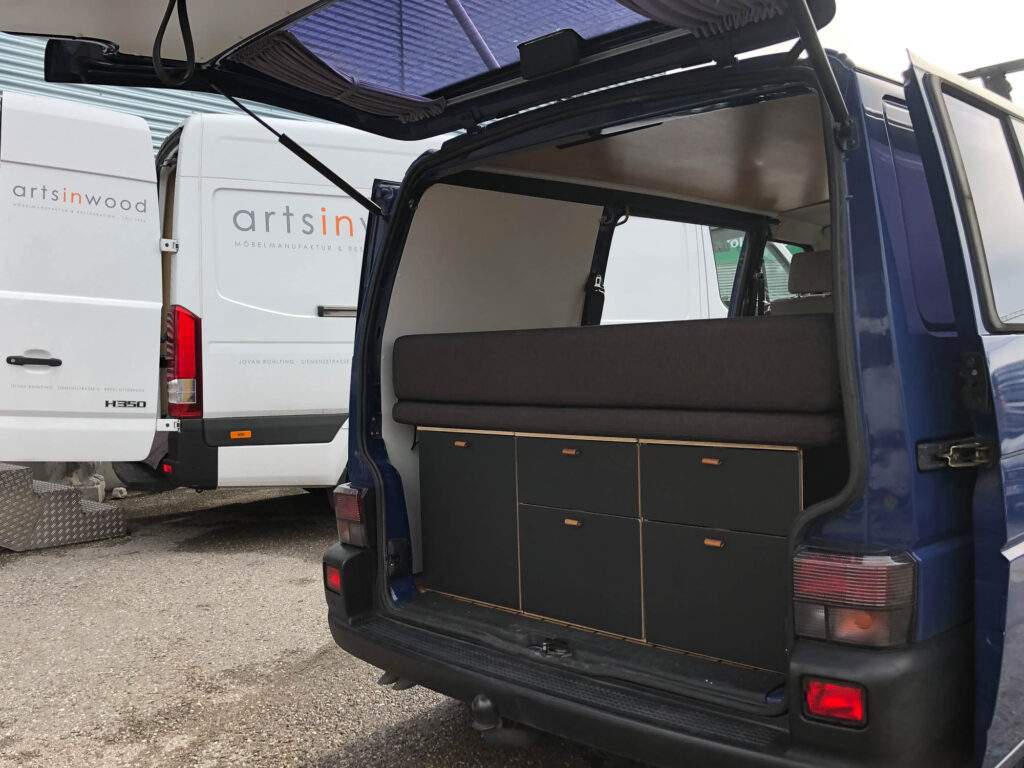 Umbau zum Wohnmobil mit Sitzbank konvertierbar zum Bett 2m auf 1,4 m